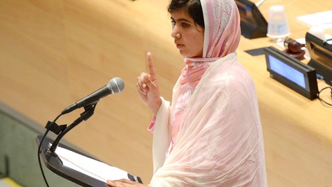 Malala Yousafzai vor dem Mikrofon (Foto: picture-alliance / Reportdienste, dpa picture-alliance)