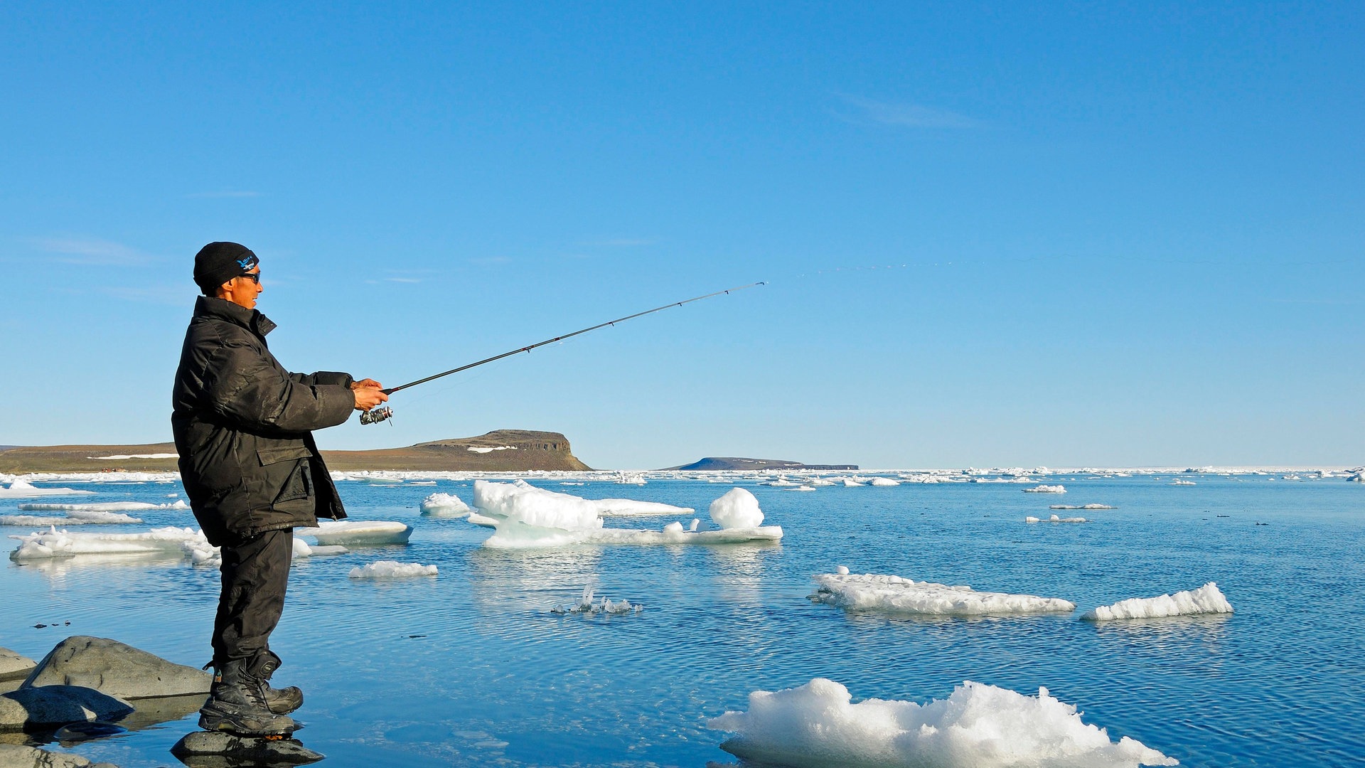 Foto: picture-alliance / Reportdienste, imageBROKER | Oliver Gerhard Mann vom Volk der Inuit angelt am Ufer der Beaufort Sea (Foto: picture-alliance / Reportdienste, imageBROKER | Oliver Gerhard)