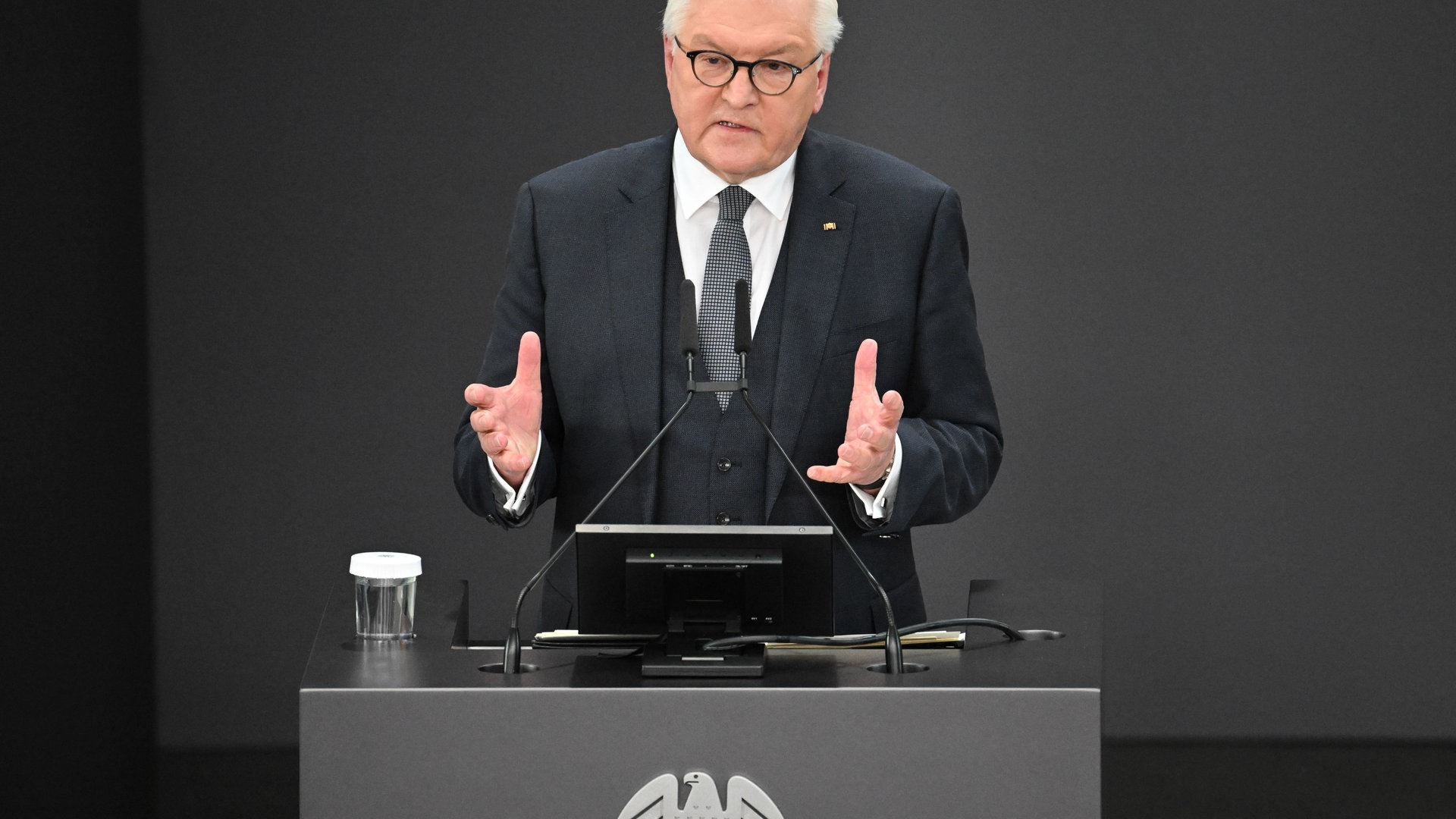 Foto: dpa Bildfunk, picture alliance/dpa | Bernd Von Jutrczenka Bundespräsident Frank-Walter Steinmeier spricht nach seiner Wiederwahl zur Bundesversammlung im Paul-Löbe-Haus. (Foto: dpa Bildfunk, picture alliance/dpa | Bernd Von Jutrczenka)