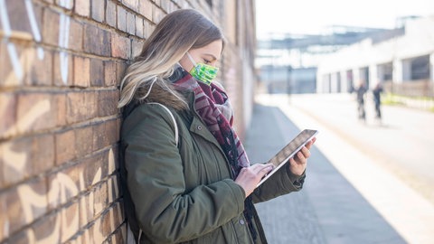 Mädchen schaut auf HandyTablet (Foto: IMAGO, Shotshop)