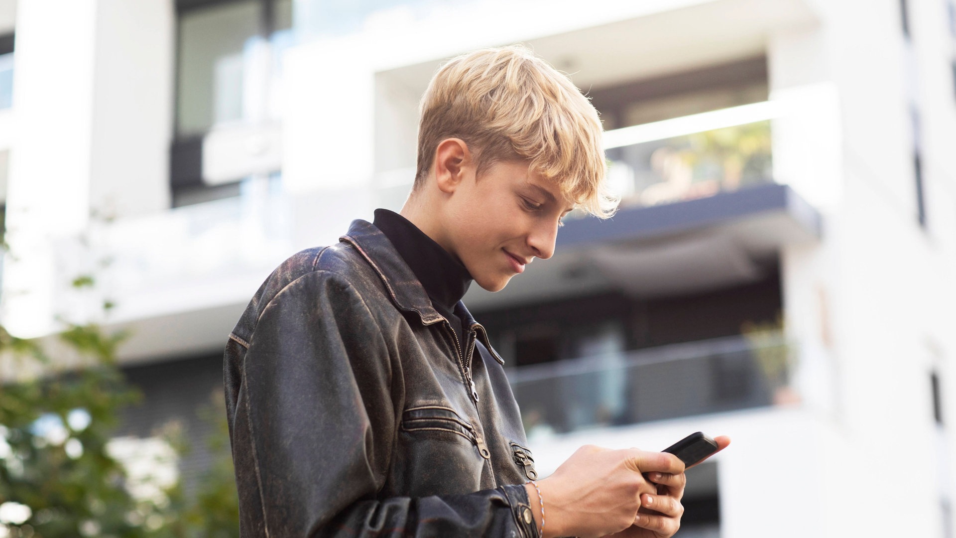 Foto: IMAGO, imago Junge mit Handy (Foto: IMAGO, imago)