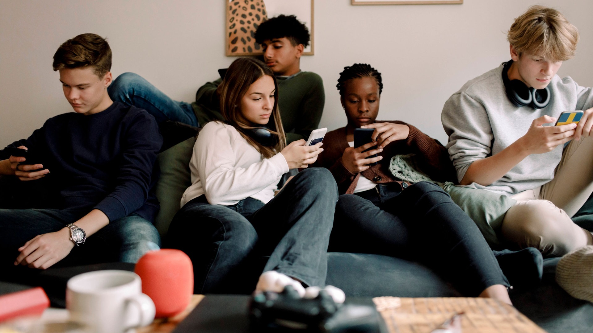 Foto: IMAGO, imago Gruppe am Handy drinnen (Foto: IMAGO, imago)