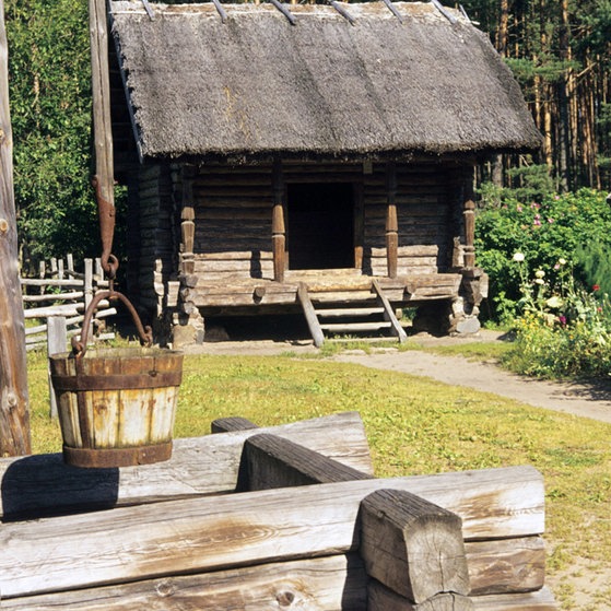 Holzhöfe in Nord-Lettland (Foto: picture-alliance / Reportdienste, Bibliographisches InstitutProf. Dr. H. Wilhelmy  H. Wilhelmy.)