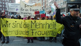 Demonstration in Hamburg "Wir sind die Mehrheit" (2004) (Foto: picture-alliance / Reportdienste, Maurizio Gambarini dpa/lno) Demonstration in Hamburg "Wir sind die Mehrheit" (2004)