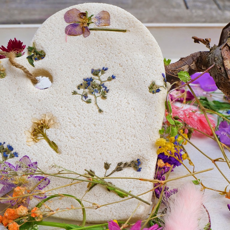 Blumige Herzen aus Salzteig (Foto: SWR)