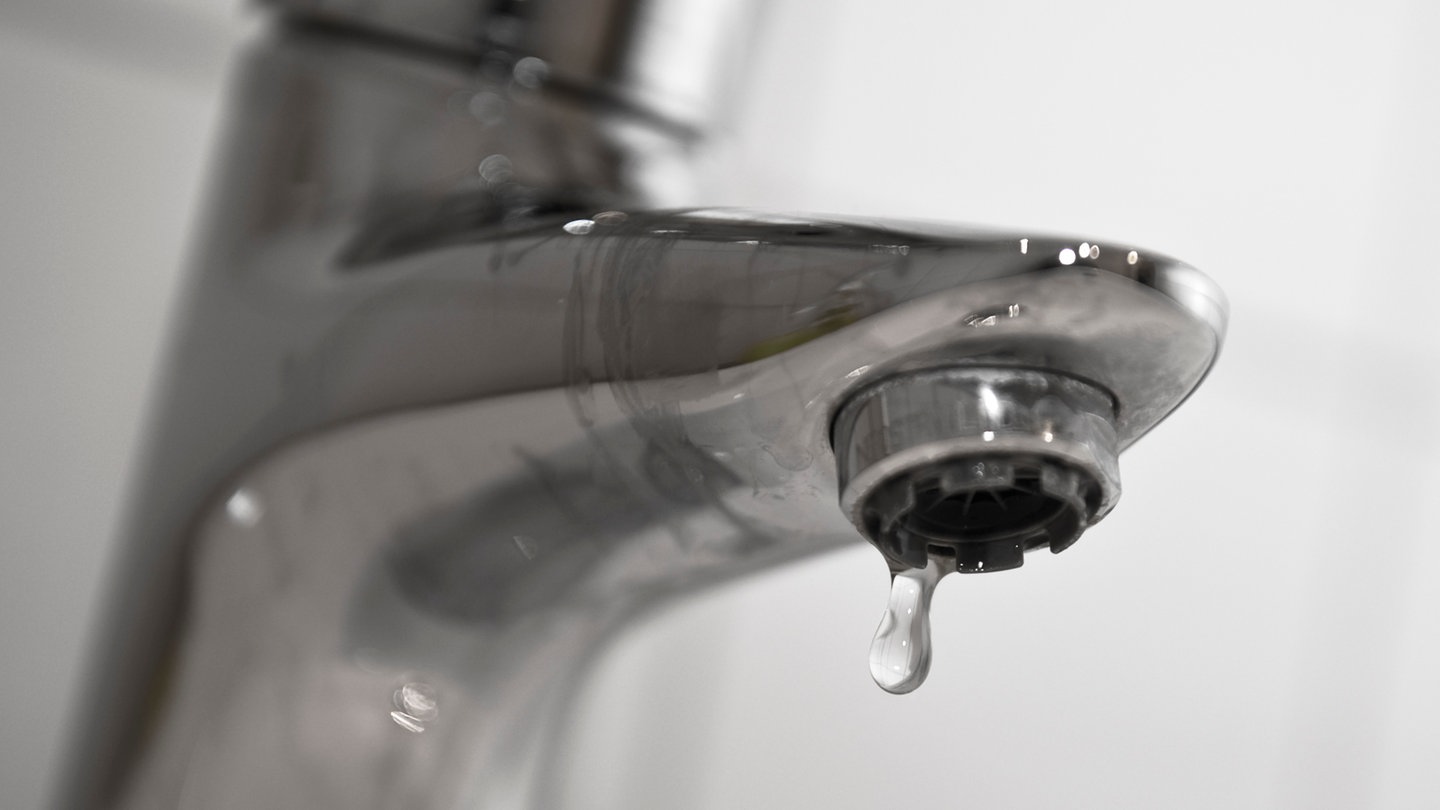 Tropfender Wasserhahn im Bad (Foto: picture-alliance / Reportdienste, dpa Themendienst | Jens Schierenbeck)