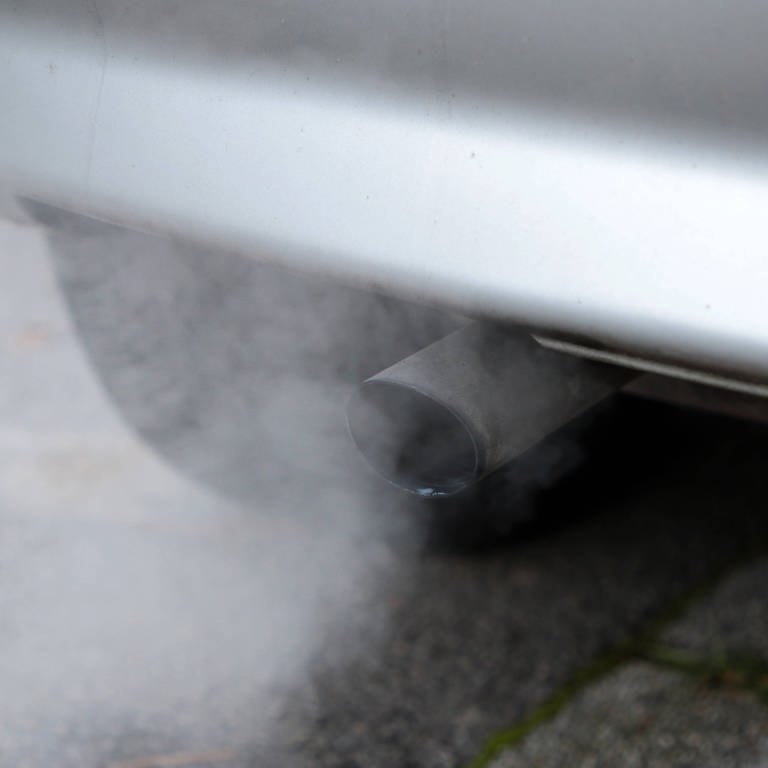 Autoabgase gelangen in die Luft und verpesten die Umwelt
