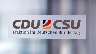 Hinweisschild auf die CDUCSU-Fraktion im Deutschen Bundestag.