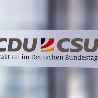 Hinweisschild auf die CDUCSU-Fraktion im Deutschen Bundestag.