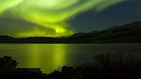 Polarlichter leuchten grün am Nachthimmel