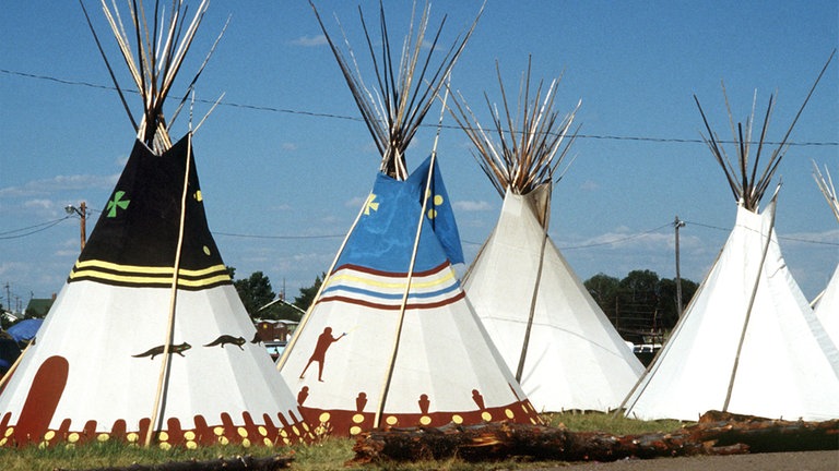 Tipis der Prärie-Indianer (Foto: dpa Bildfunk, Picture Alliance)