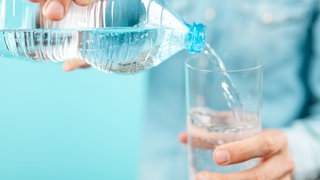 Jemand schenkt ein Glas Wasser ein. (Foto: Colourbox) Jemand schenkt ein Glas Wasser ein.