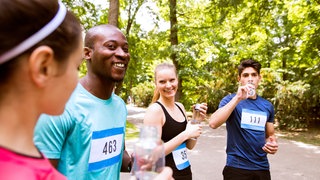 Eine Gruppe von Freunden macht eine Pause und trinkt Wasser (Foto: Colourbox) Eine Gruppe von Freunden macht eine Pause und trinkt Wasser
