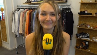 Junge Frau mit Tigerenten-Mikrofon
