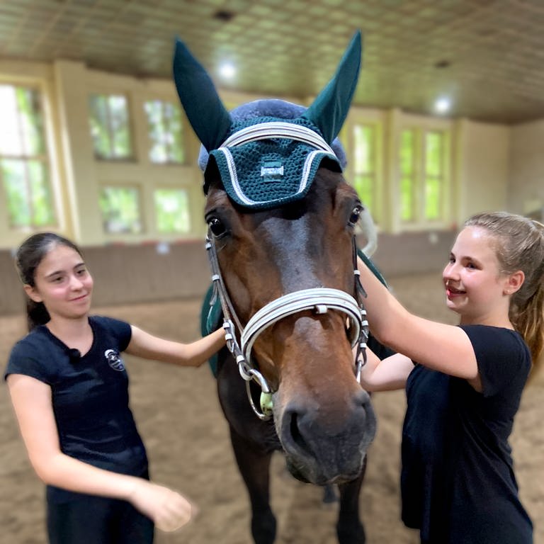 Sara und Lena von #WIR – Freundschaft grenzenlos mit Pferd.