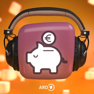 Sparschwein mit Geld auf lila Würfel mit Kopfhörern