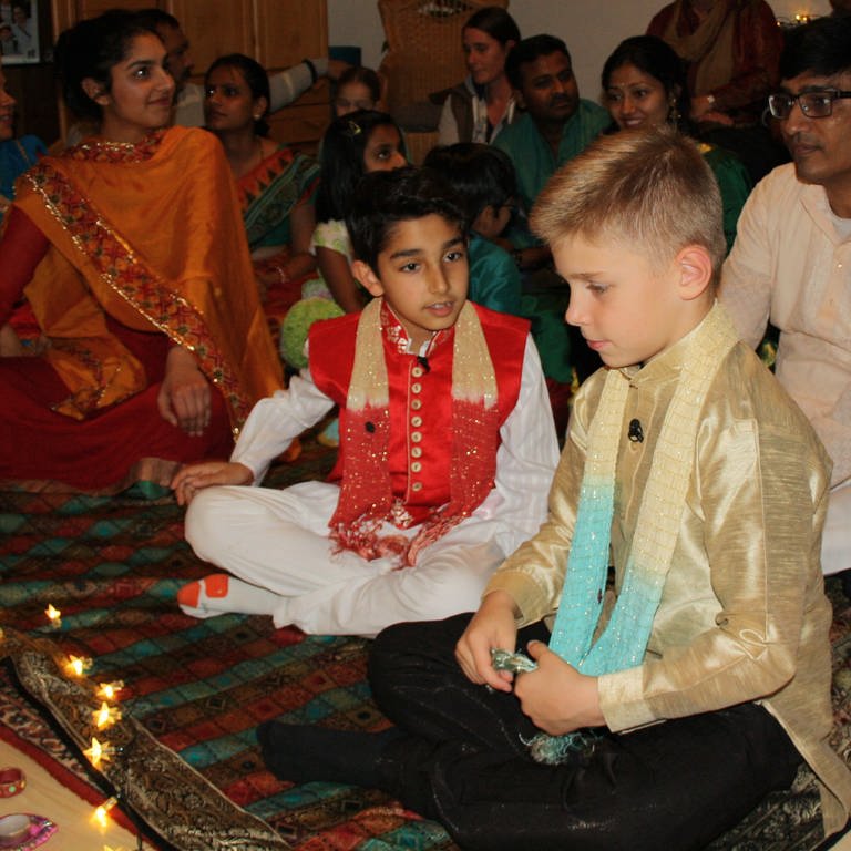 Tanvir und Adrian feiern das indische Kerzenfest Diwali.