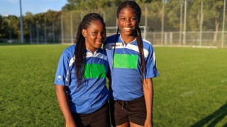 Gift und Efe stehen im Trikot auf einem Fußballplatz (Foto: SWR) Gift und Efe stehen im Trikot auf einem Fußballplatz