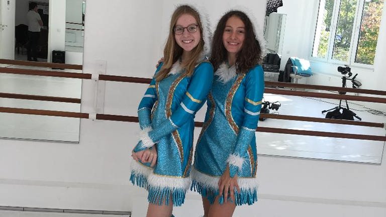Jana und Larissa in türkisfarbenen Schautanz-Kostümen