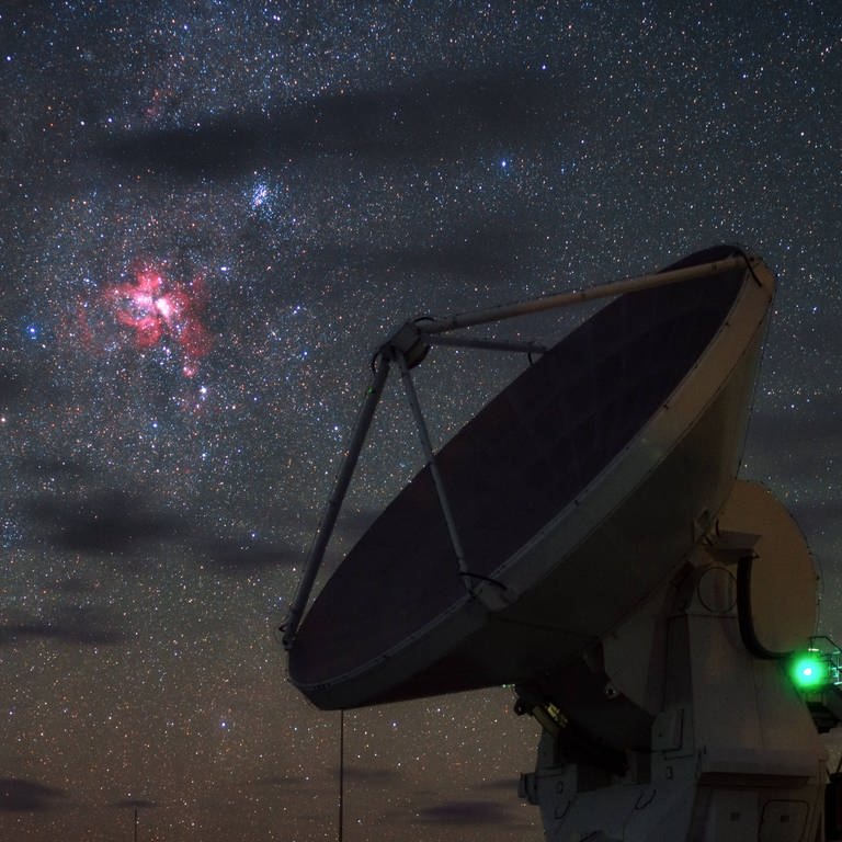 Antenne der ESO in der Atacama Wüste (Foto: ESO/B. Tafreshi)