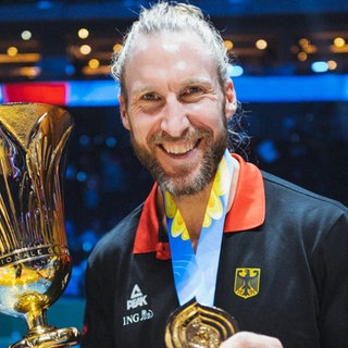 Arne Greskowiak mit WM-Pokal