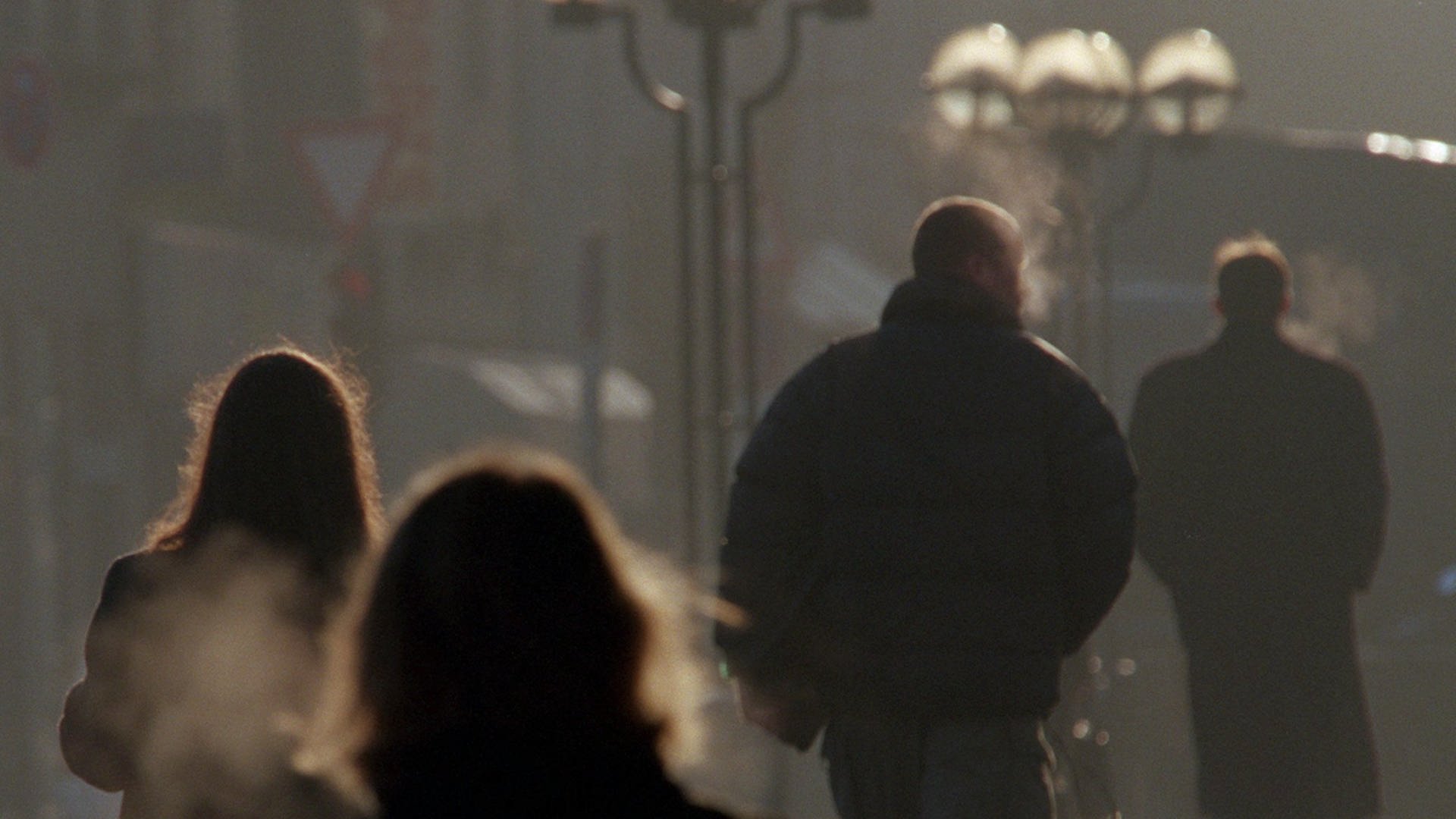Fußgänger laufen mit sichtbarem Atem durch die Kälte