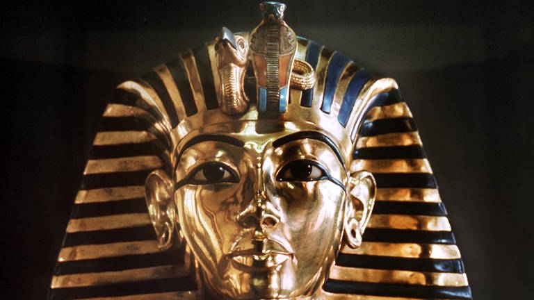 Goldmaske der Mumie eines ägyptischen Königs