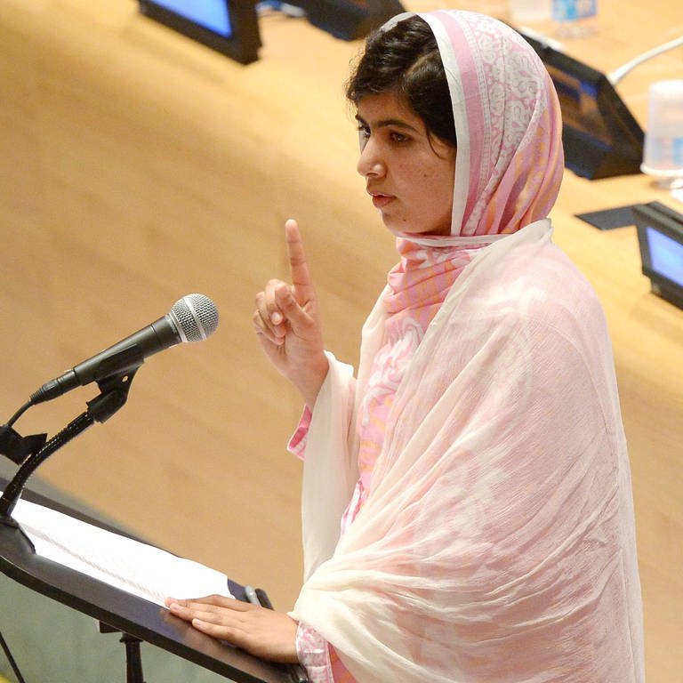 Malala Yousafzai vor dem Mikrofon