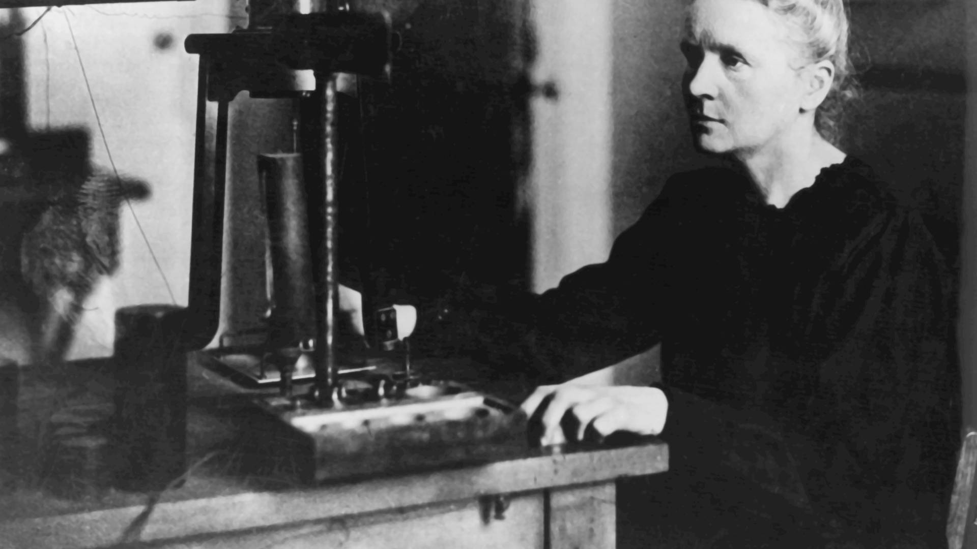 Die polnisch-französische Wissenschaftlerin und Nobelpreisträgerin Marie Curie in ihrem Labor.
