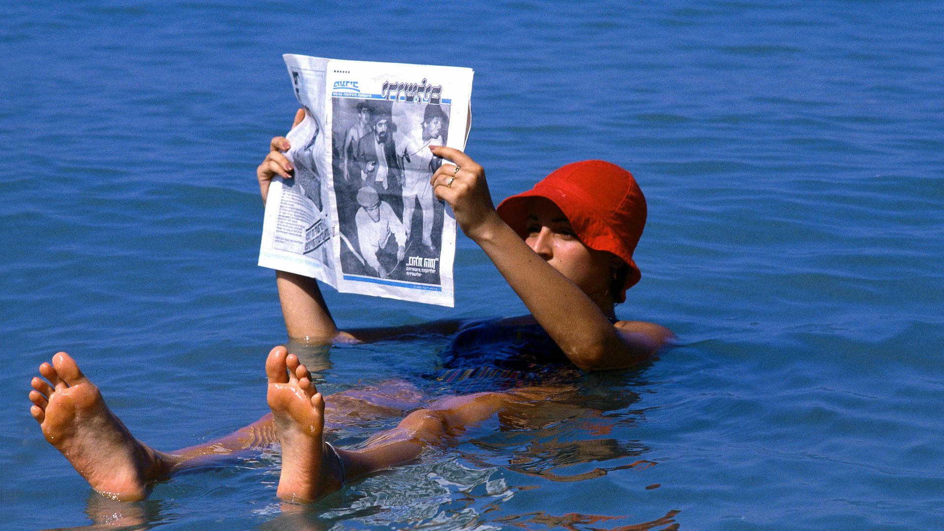 Zeitung lesen im Toten Meer