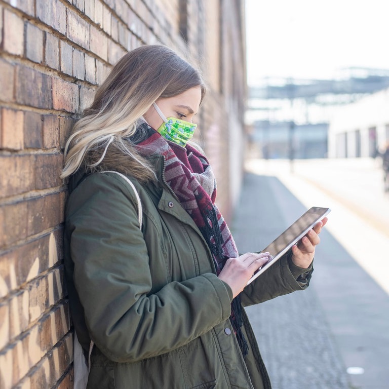 Mädchen schaut auf HandyTablet (Foto: IMAGO, Shotshop)